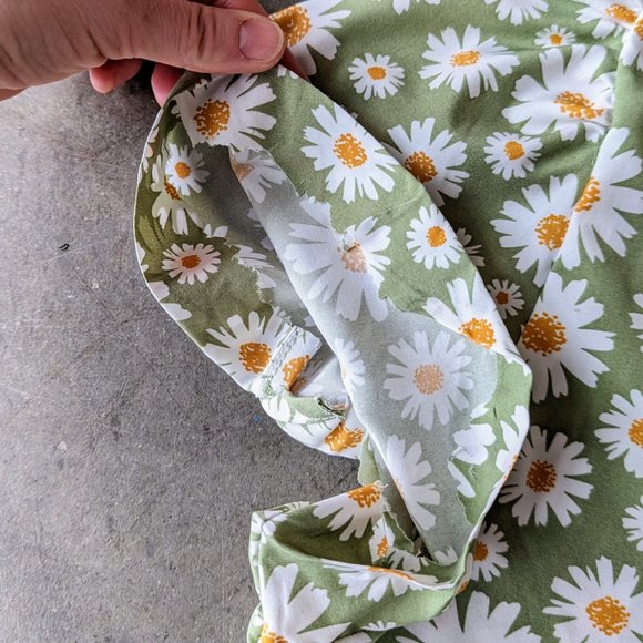 Boutique Green White Floral Daisy Puff Shoulder Short Sleeve Blouse - Picture 5 of 9